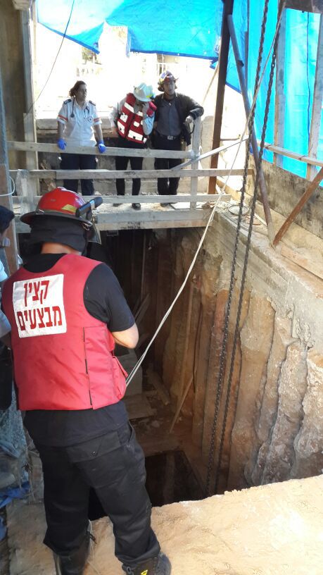 תאונת עבודה בת"א: ארבעה פועלים נפלו לפיר, מצבם קשה