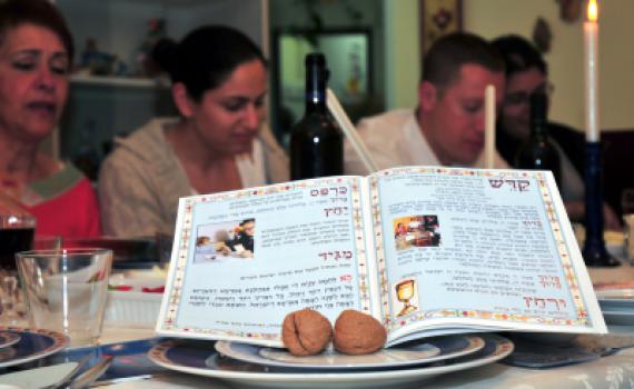 שו"ת: מה יעשה אשכנזי שמתארח בבית ספרדי בפסח?