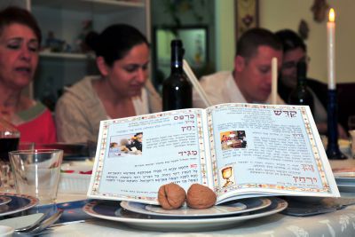 שו"ת: מה יעשה אשכנזי שמתארח בבית ספרדי בפסח?