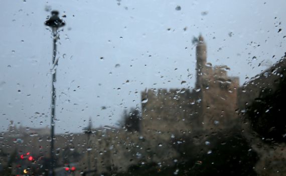 מזג אוויר סוער בישראל: צפו בברד עז ניתך על חברון