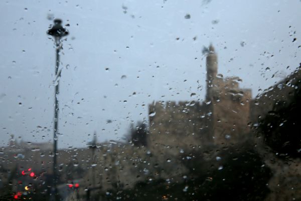 מזג אוויר סוער בישראל: צפו בברד עז ניתך על חברון