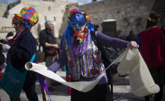 בלעדי לסרוגים: הלכות קריאת מגילה לנשים פמיניסטיות