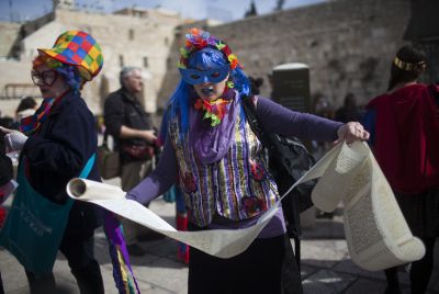 בלעדי לסרוגים: הלכות קריאת מגילה לנשים פמיניסטיות