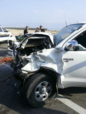 נתניה: צעיר נהרג ו-2 נפצעו קל בהתנגשות רכב בעמוד ובקיר