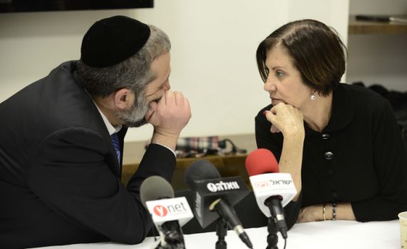 מרד האופוזיציה: ראש-הממשלה מנסה להגיע לפשרה