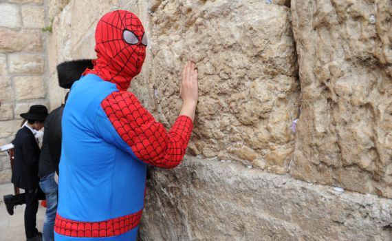 פורים בתמונות: מגילה בבעלזא, ספיידרמן בכותל