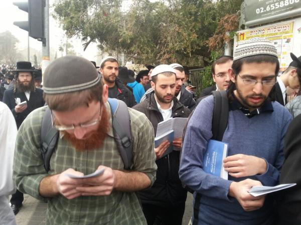 כשלוש מאות כיפות סרוגות בעצרת החרדים בירושלים