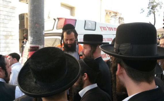 השוטר עצר את הרכב לבדיקה; הנהג התמוטט ונפטר