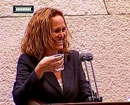 שי פירון 2? יפעת קריב נקרעת מצחוק על דוכן הנואמים