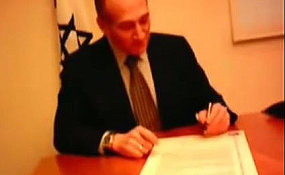 אירוניה: צפו באולמרט חותם על אמנת היושר הציבורי