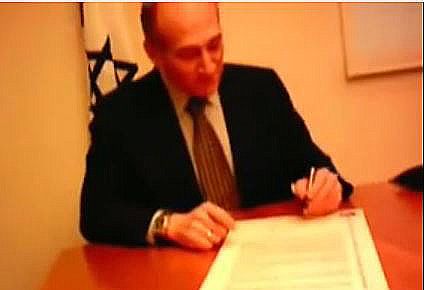 אירוניה: צפו באולמרט חותם על אמנת היושר הציבורי