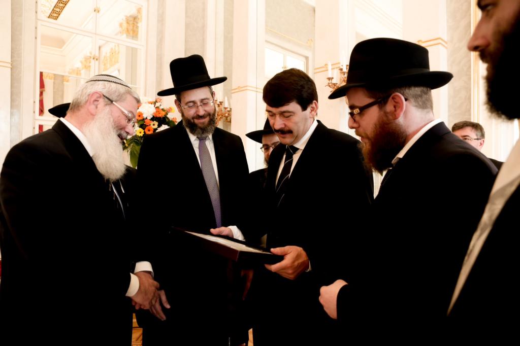 מה העניק הרב אלי בן דהן לנשיא הונגריה?