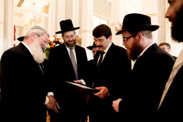 מה העניק הרב אלי בן דהן לנשיא הונגריה?
