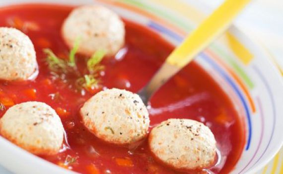 פסח בפתח: מתכון לקציצות עוף נהדרות ברוטב עגבניות