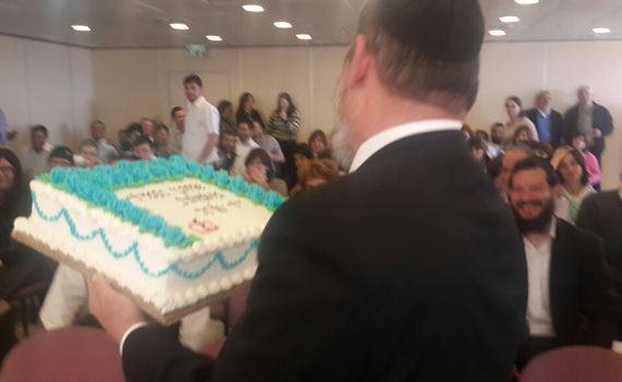 החרדים מציגים: ריקודי שמחה עם המורשע הטרי בשוחד