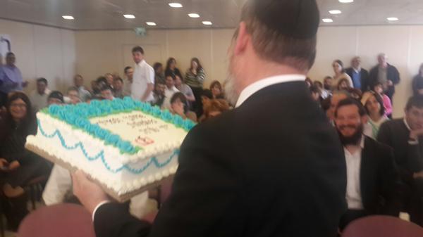 החרדים מציגים: ריקודי שמחה עם המורשע הטרי בשוחד