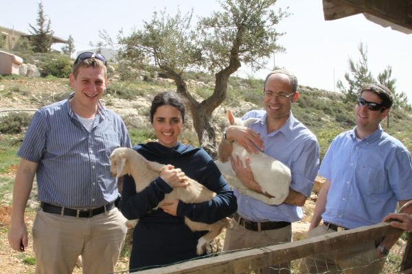 "חובה בסיסית ומוסרית להמשיך ולבנות את גוש עציון"