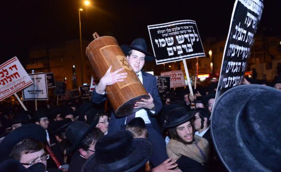 צפו: האסיר החרדי התקבל בשירה וריקודים