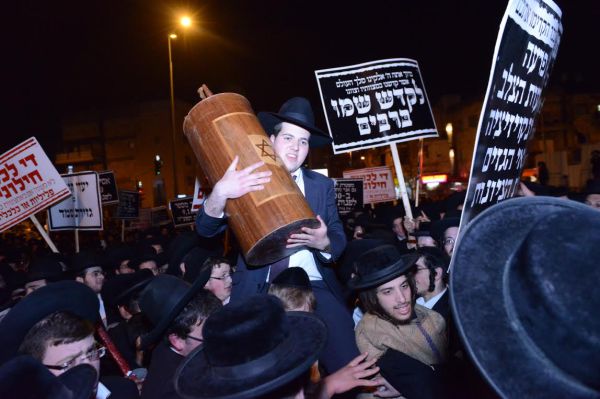 צפו: האסיר החרדי התקבל בשירה וריקודים