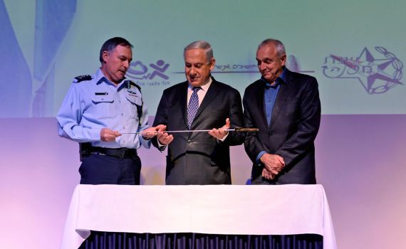 נתניהו קיבל מדנינו את חרבו של זאב ז'בוטינסקי