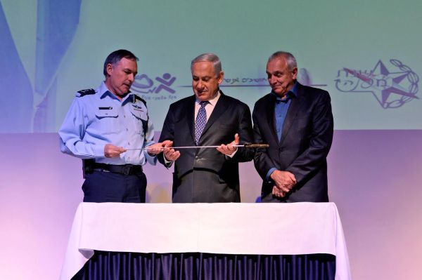 נתניהו קיבל מדנינו את חרבו של זאב ז'בוטינסקי