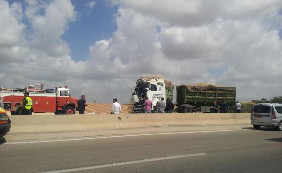 כביש 25: פצועים בהתנגשות בין אוטובוס למשאית