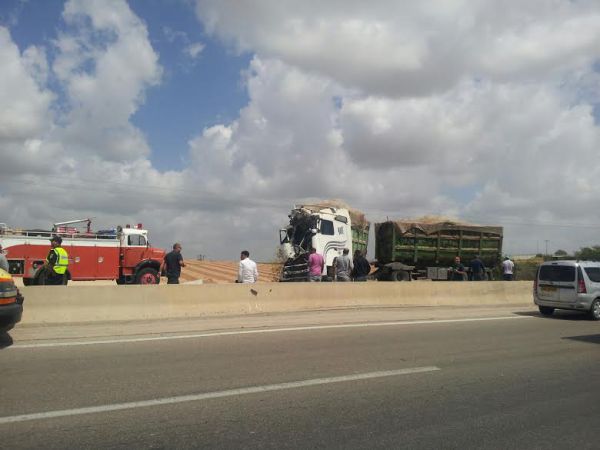 כביש 25: פצועים בהתנגשות בין אוטובוס למשאית