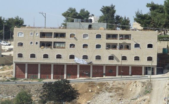 חוגגים את חג החרות בבית השלום בחברון