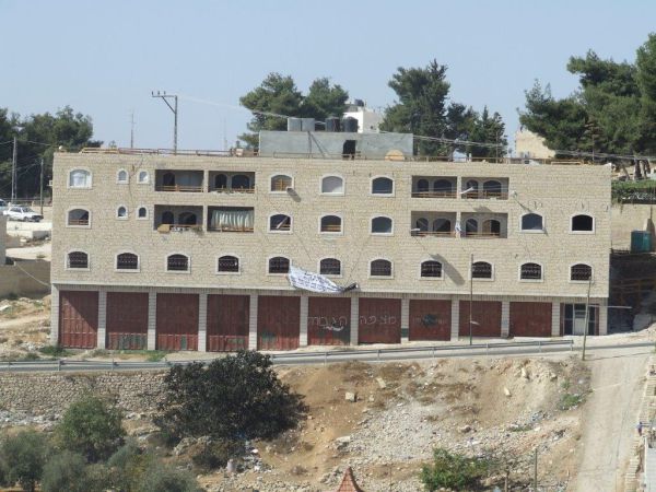 חוגגים את חג החרות בבית השלום בחברון