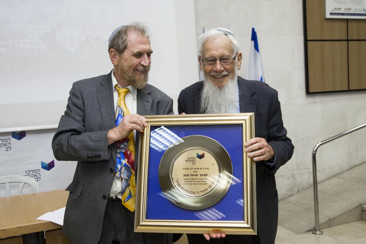 פרופ' ישראל אומן זכה בפרס לב על מפעל חיים
