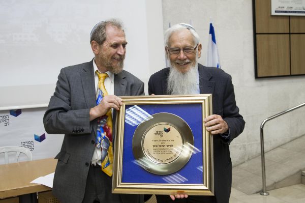 פרופ' ישראל אומן זכה בפרס לב על מפעל חיים