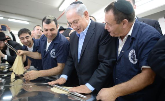 צפו: ראש הממשלה אופה מצות בכפר חב"ד