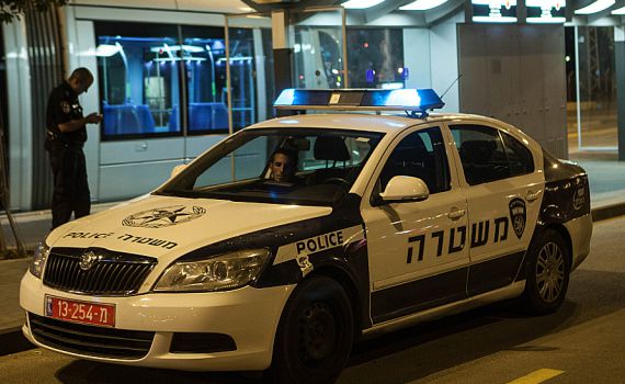 איים על אמו בגרזן בגלל שראה שדים בבית