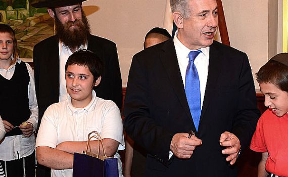 החרדים זועמים: חב"ד הזמינה את ביבי לביקור בכפר-חב"ד