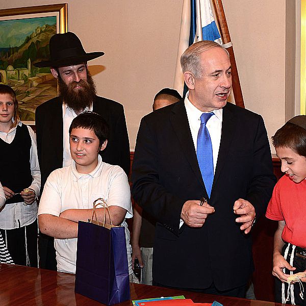 החרדים זועמים: חב"ד הזמינה את ביבי לביקור בכפר-חב"ד