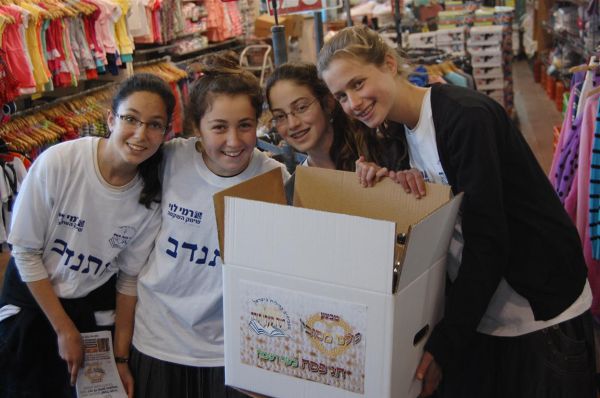 רמי לוי ושעלי תורה מציגים: 'מבצע כולנו מסובין'