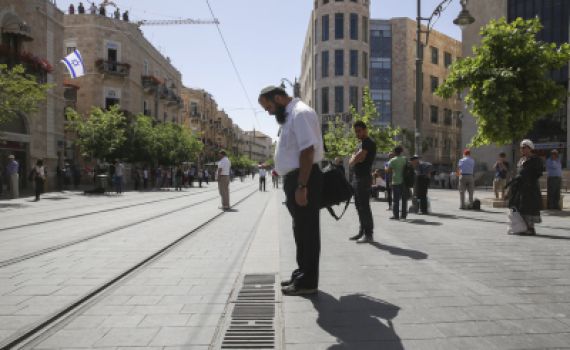 כשהצפירה בוקעת, אני חוזר להיות ילד/ שיר