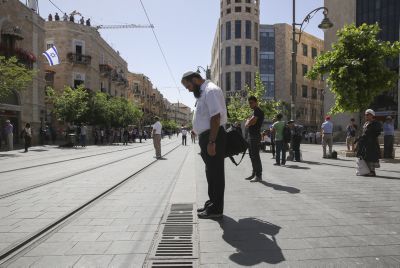 כשהצפירה בוקעת, אני חוזר להיות ילד/ שיר