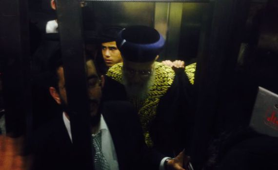 לא יודעים לספור עד 4: הרב יצחק יוסף נתקע במעלית