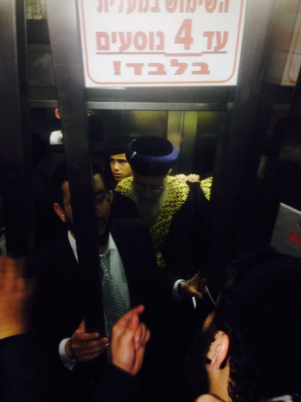 לא יודעים לספור עד 4: הרב יצחק יוסף נתקע במעלית