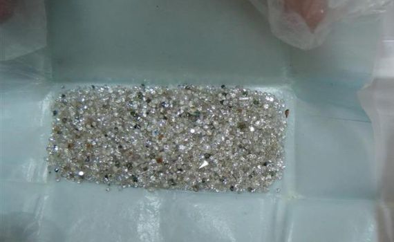 תייר הודי נתפס כשבתחתוניו מאות יהלומים שהוברחו מירדן