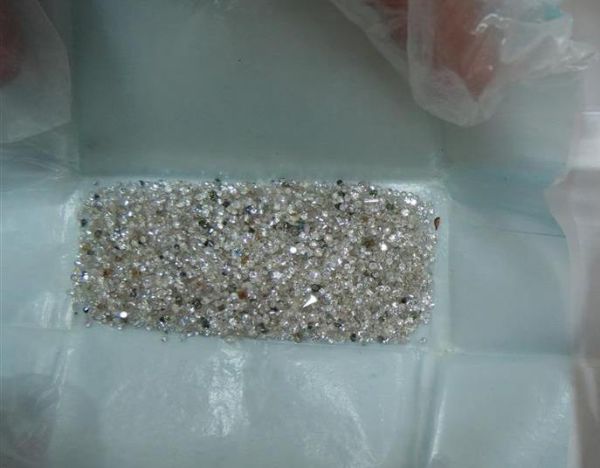 תייר הודי נתפס כשבתחתוניו מאות יהלומים שהוברחו מירדן