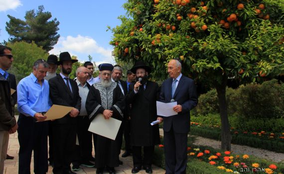 צפו: הנשיא פרס מברך את ברכת האילנות הראשון לציון