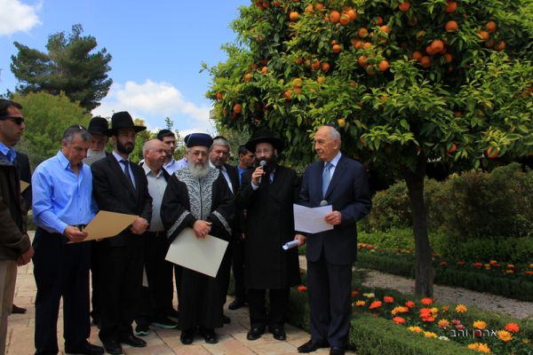 צפו: הנשיא פרס מברך את ברכת האילנות הראשון לציון