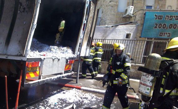 משאית עלתה באש בסמוך לגשר המיתרים; אין נפגעים