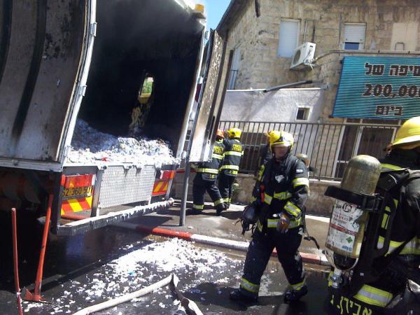 משאית עלתה באש בסמוך לגשר המיתרים; אין נפגעים