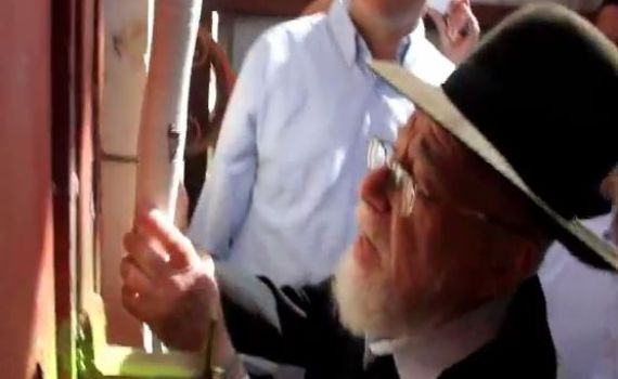 צפו: קביעת המזוזה בבית השלום בחברון