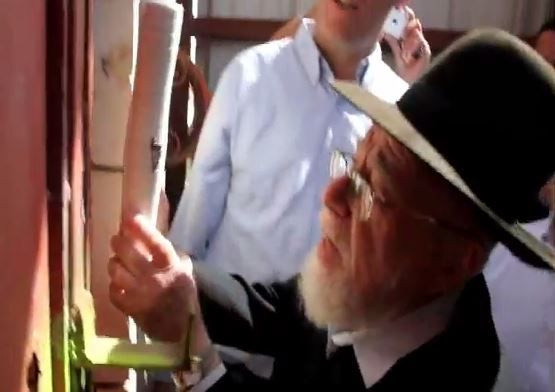 צפו: קביעת המזוזה בבית השלום בחברון