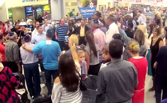 צפו: פלאש מוב לפסח בסופרמרקט ביוהנסבורג