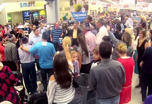 צפו: פלאש מוב לפסח בסופרמרקט ביוהנסבורג